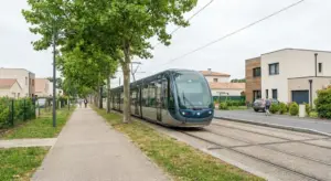 Tramway reliant Cenon au centre de Bordeaux, passant devant des logements récents accessibles en BRS.