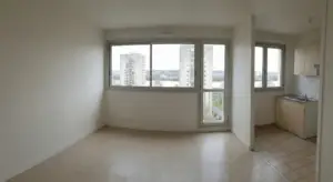 Appartement lumineux et traversant à vendre en BRS à Cenon, offrant une vue dégagée sur la ville et le fleuve.