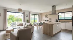 Grand séjour lumineux avec cuisine ouverte donnant sur le jardin d'une maison en BRS à Cenon, proche Bordeaux.