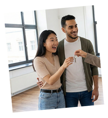 Couple sur balcon avec clés
